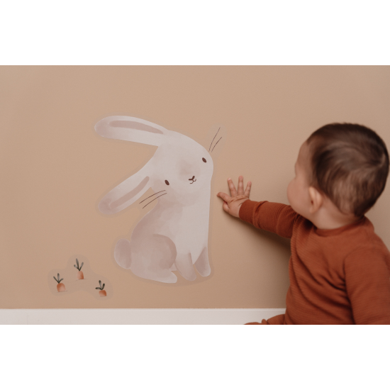 Krásna samolepka v štýle kreslenej postavičky Bunny sa hodí na každú stenu.