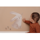 Krásna samolepka v štýle kreslenej postavičky Bunny sa hodí na každú stenu.