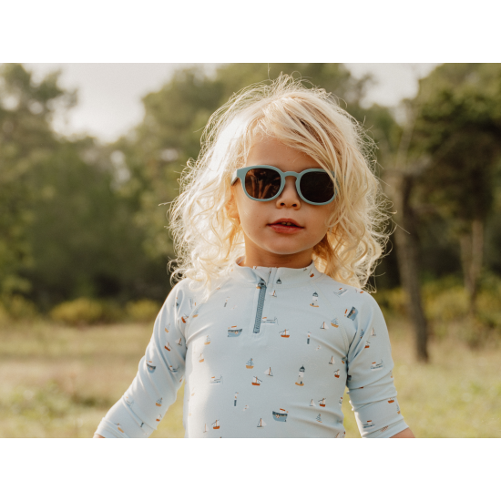 Kvalitné detské slnečné okuliare s filtrom UV 400 poskytujú citlivým detským očiam 100% ochranu pred škodlivým žiarením. 