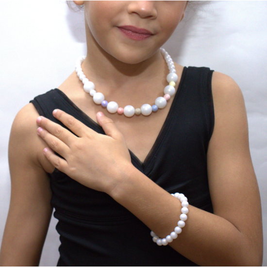 Náhrdelník a náramok Perly v bielej farbe sú ideálnym darčekom pre malú slečnu.