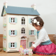 Veľký štvorposchodový ručne maľovaný domček pre bábiky je vyrobený z prírodných materiálov a je detailne spracovaný. 