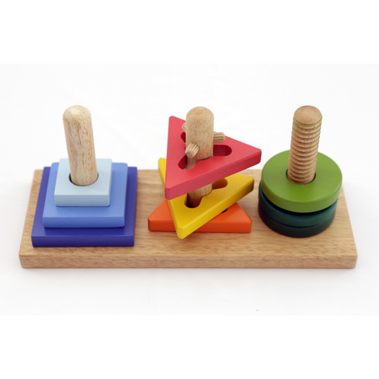 Nasaď a otoč je didaktická hračka vyrobená z kvalitného dreva, ktoré je upravené nezávadným lakom.