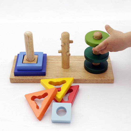 Nasaď a otoč je didaktická hračka vyrobená z kvalitného dreva, ktoré je upravené nezávadným lakom.