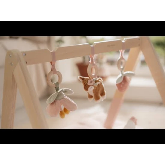 Drevená hrazdička Fairy Garden so zavesenými plyšovými hračkami