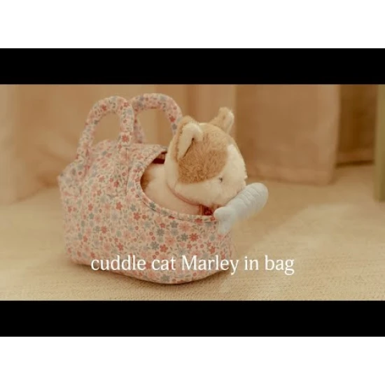Plyšová mačička Marley v kvetovanej taške od Little Dutch, roztomilý kamarát na cesty pre deti.