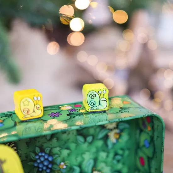 Šťastné hody kockami a šikovné pohyby dostanú vašich slimákov na stupne víťazov, aby získali čo najviac bodov a vyhrali!