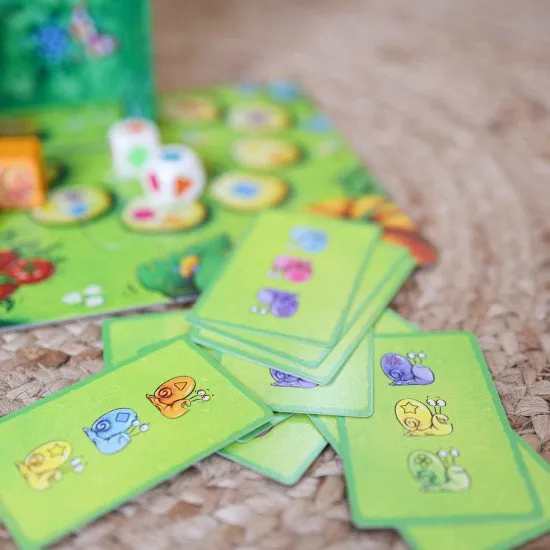 Šťastné hody kockami a šikovné pohyby dostanú vašich slimákov na stupne víťazov, aby získali čo najviac bodov a vyhrali!