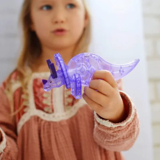 Magnetická sada XL Dino World s dinosaurami a stromami.