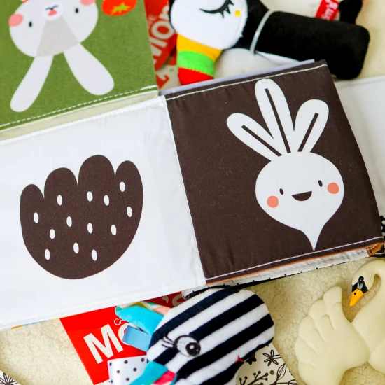 Obojstranná textilná knižka s motívom záhrady pre najmenších do kočíka, postieľky aj na hraciu deku.