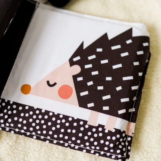 Obojstranná textilná knižka s motívom záhrady pre najmenších do kočíka, postieľky aj na hraciu deku.