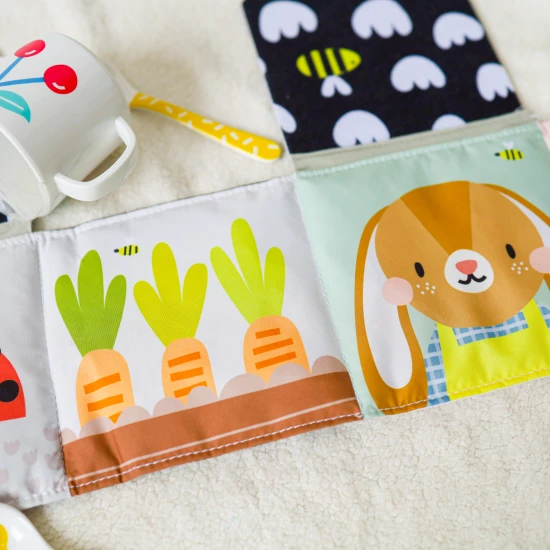 Obojstranná textilná knižka s motívom záhrady pre najmenších do kočíka, postieľky aj na hraciu deku.