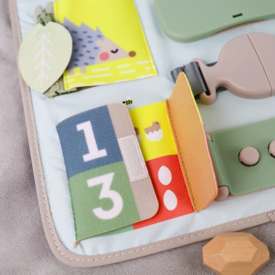 Hrací pultík s množstvom aktivít určený pre deti od 18 mesiacov.