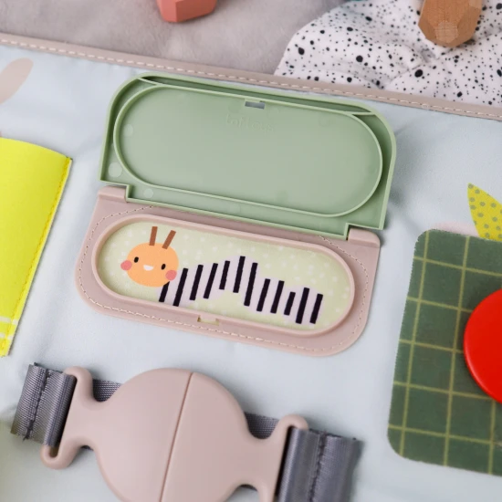 Hrací pultík s množstvom aktivít určený pre deti od 18 mesiacov.