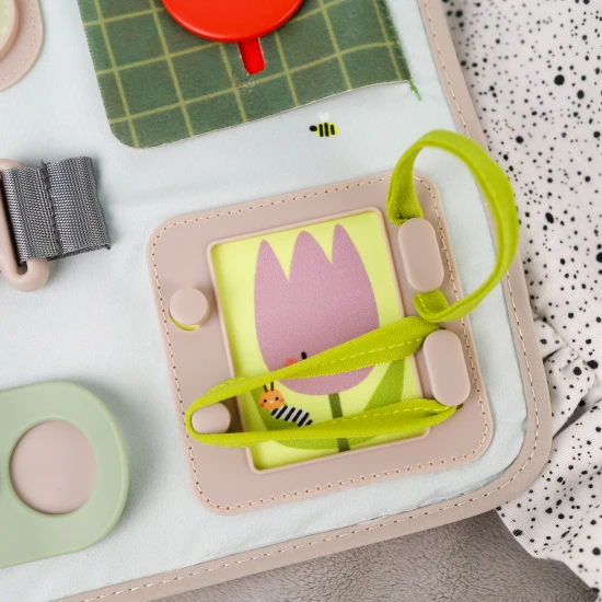 Hrací pultík s množstvom aktivít určený pre deti od 18 mesiacov.