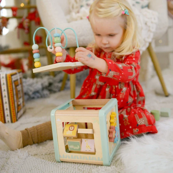 Drevená motorická kocka s aktivitami Louka Pastel Tooky Toy