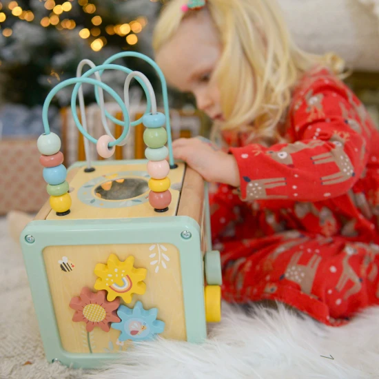 Drevená motorická kocka s aktivitami Louka Pastel Tooky Toy