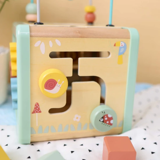 Drevená motorická kocka s aktivitami Louka Pastel Tooky Toy