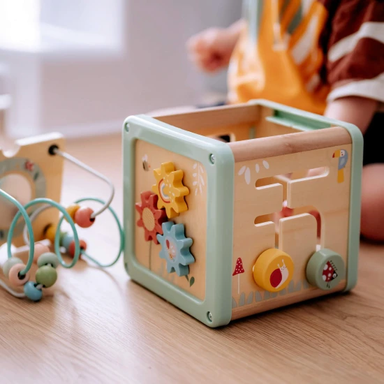 Drevená motorická kocka s aktivitami Louka Pastel Tooky Toy