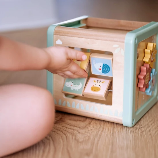 Drevená motorická kocka s aktivitami Louka Pastel Tooky Toy