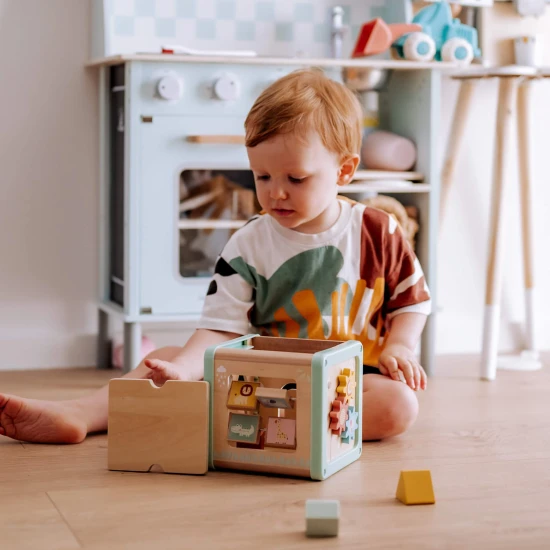 Drevená motorická kocka s aktivitami Louka Pastel Tooky Toy