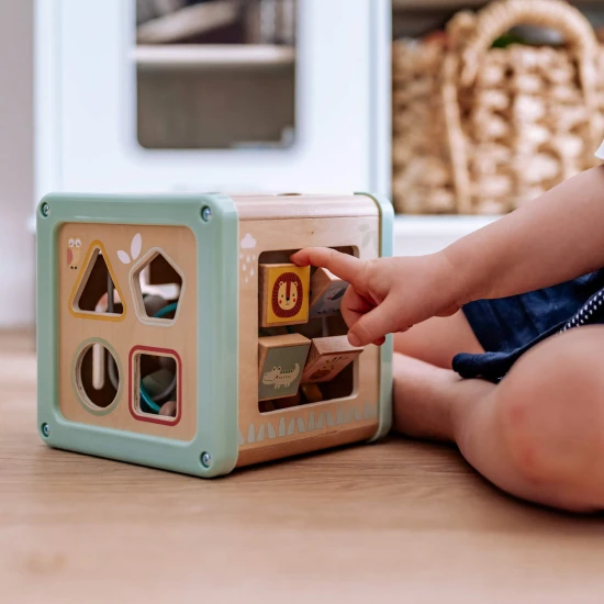 Drevená motorická kocka s aktivitami Louka Pastel Tooky Toy