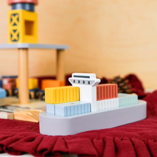 Drevený žeriav pre deti a prístav vláčiková dráha