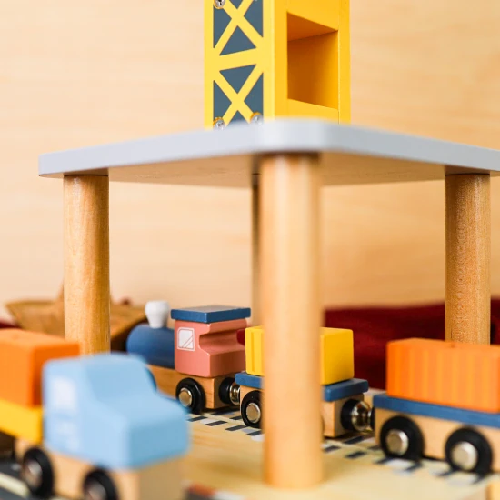 Drevený žeriav pre deti a prístav vláčiková dráha