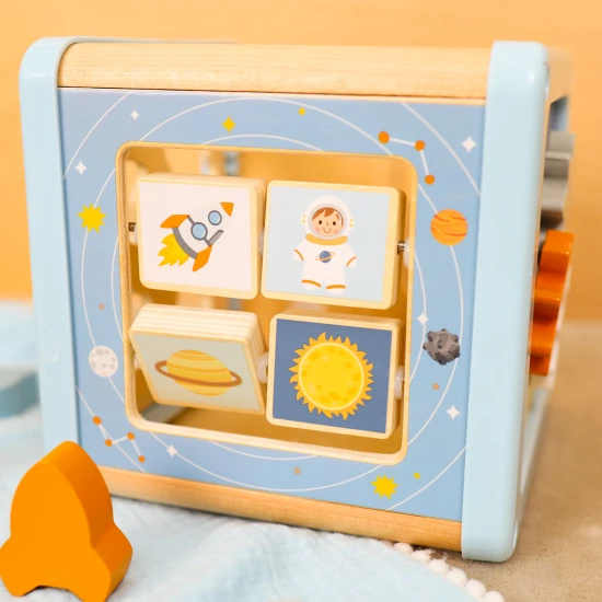 Drevená aktivity kocka s motívmi vesmíru Tooky Toy 