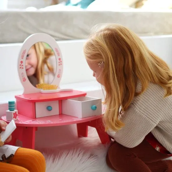 Kozmetický stolík pre malé parádnice