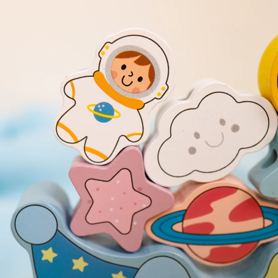 Drevená hojdačka s vesmírnymi kockami a navliekanie v jednom.