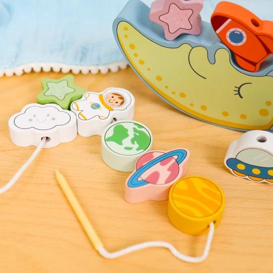 Drevená hojdačka s vesmírnymi kockami a navliekanie v jednom.