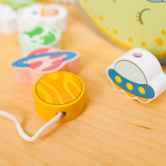 Drevená hojdačka s vesmírnymi kockami a navliekanie v jednom.