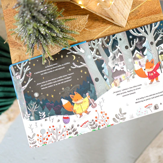 Pomôž líštičkám rozžiariť a rozoznieť les! Stačí stlačiť tlačidlo a hneď zaznejú nádherné zvuky a budeš môcť pozorovať žiariace svetielka.