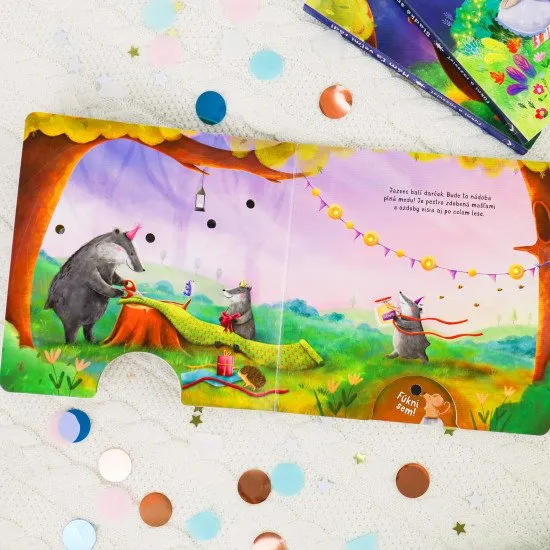 Fúkni na knižku a nechaj rozžiariť svetielka! Začítaj sa do knižky o zvieratkách, ktoré spolu s Medvedíkom oslavujú jeho tretie narodeniny.