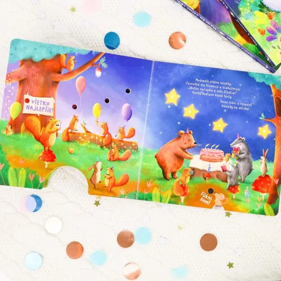 Fúkni na knižku a nechaj rozžiariť svetielka! Začítaj sa do knižky o zvieratkách, ktoré spolu s Medvedíkom oslavujú jeho tretie narodeniny.