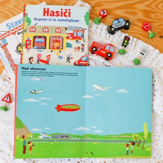 Titul obsahuje 10 farebných strán a 3 listy plné znovu použiteľných samolepiek