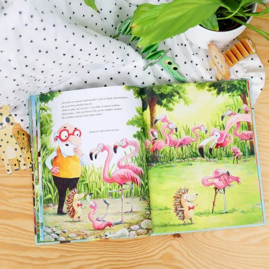 Milý príbeh o malom ježkovi s veľkou úlohou. Pomôžeš mu nájsť chameleóna?