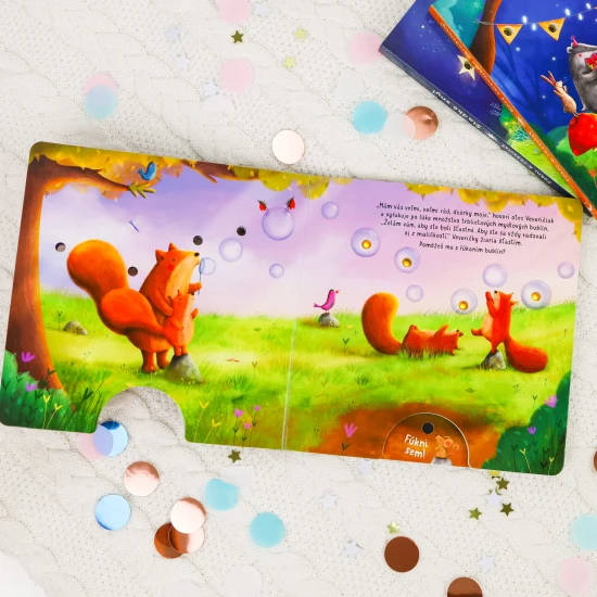 Fúkni na knižku a nechaj rozžiariť svetielka! Začítaj sa do knižky o zvieratkách v lese, ktoré sa majú rady, v rodinách aj medzi priateľmi.