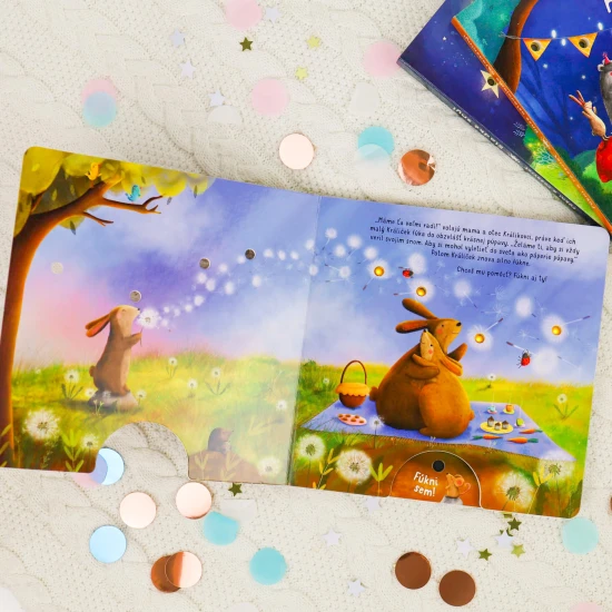 Fúkni na knižku a nechaj rozžiariť svetielka! Začítaj sa do knižky o zvieratkách v lese, ktoré sa majú rady, v rodinách aj medzi priateľmi.