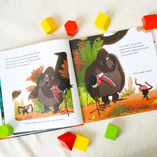 Malý šimpanz Fričo vstal ľavou nohou, ani nevie, prečo. Príbeh deťom ukazuje právo na prejavenie svojich emócií.