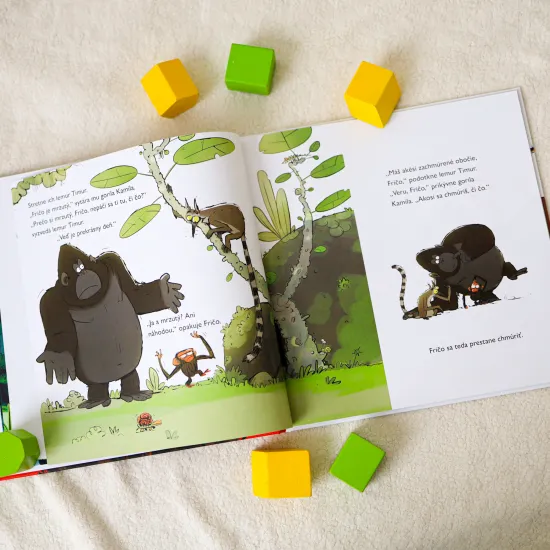 Malý šimpanz Fričo vstal ľavou nohou, ani nevie, prečo. Príbeh deťom ukazuje právo na prejavenie svojich emócií.