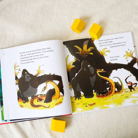 Malý šimpanz Fričo vstal ľavou nohou, ani nevie, prečo. Príbeh deťom ukazuje právo na prejavenie svojich emócií.