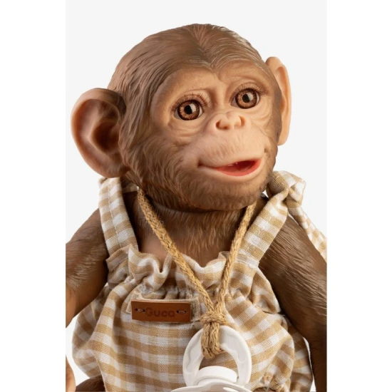 Roztomilé vinylové opičie bábätko s kockovaným overalom, 32 cm, s pohyblivými kĺbmi a možnosťou kúpania.