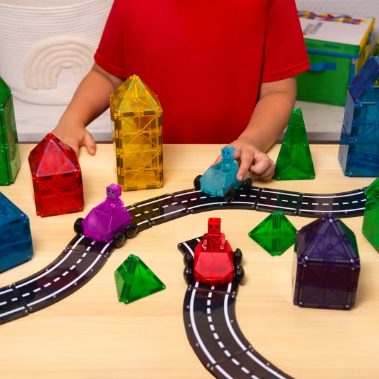 Pripravte sa na preteky s magnetickou stavebnicou Dashers.