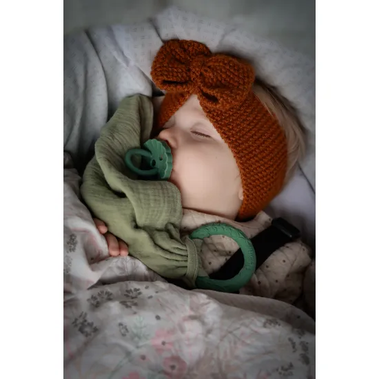 Mušelínový mojkáčik s kaučukovým krúžkom v zelenej farbe.