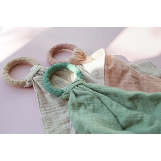 Mušelínový mojkáčik s kaučukovým krúžkom v zelenej farbe.