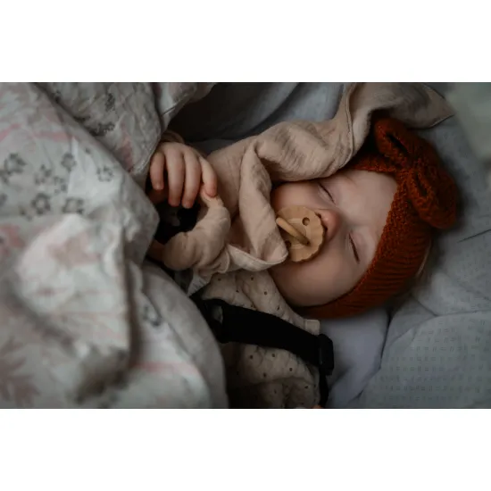 Mušelínový mojkáčik s kaučukovým krúžkom v béžovej farbe.