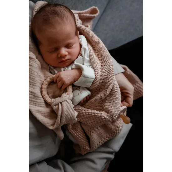 Mušelínový mojkáčik s kaučukovým krúžkom v béžovej farbe.