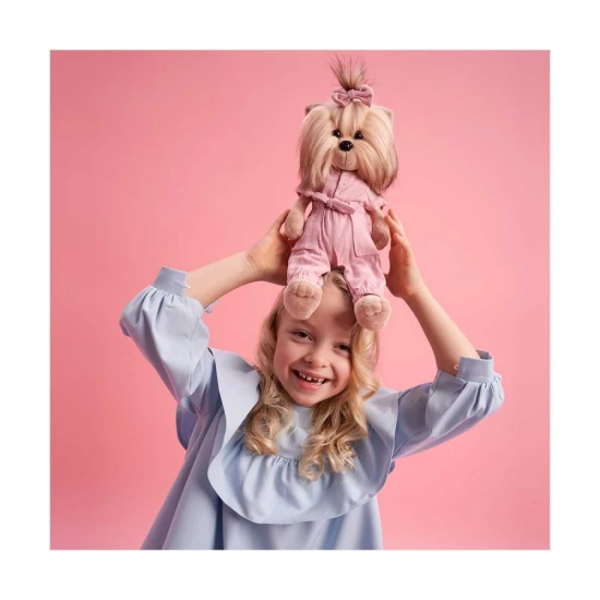 Plysovy psik Lucky Doggy Yoyo yorksir v ruzovych satach – 38 cm