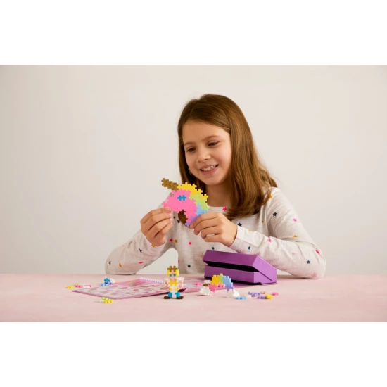 Kreatívna stavebnica Plus-Plus Activity Kráľovstvo rozprávok – 125 dielikov, modely rozprávkových postáv, jednorožec, čelenka, hradná veža